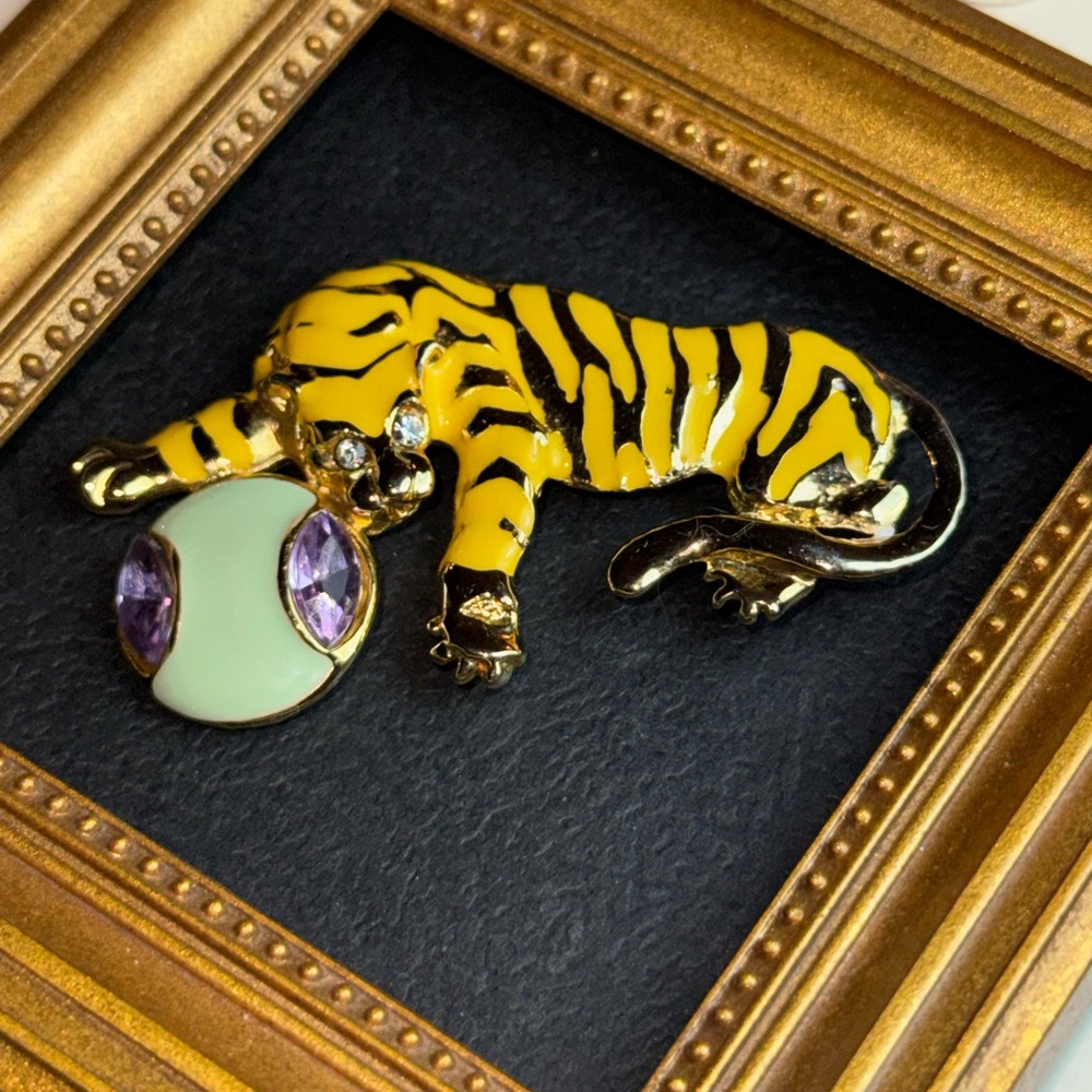 Yellow Enamwl Gold Striped Tiger Brooch with Green Ball VTG - Picture 11 of 15